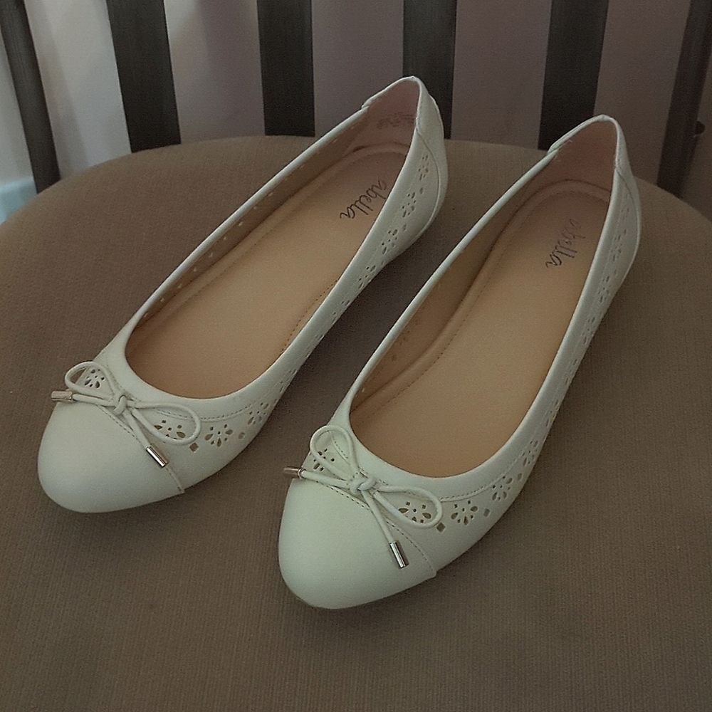 Abella cream colored flats size 8